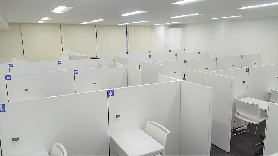 充実の学習環境:レッスンブースです。できたばかりでキレイです!