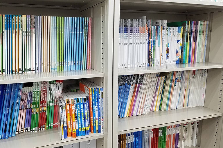 充実の学習環境:対応テキストは十分な種類・量を準備。お子さまの課題や目標に合わせて対応しています。