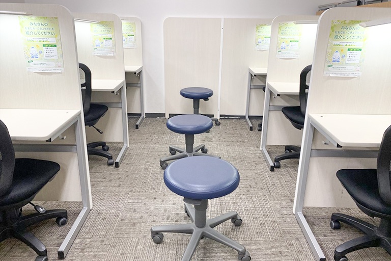 充実の学習環境:集中しやすいようパーテーションで区切られた授業ブース。