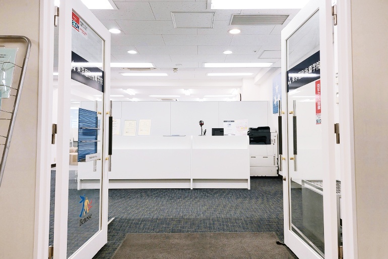 充実の学習環境:教室の入口はこちらです。エレベーターを6階で下りてすぐに教室があります。