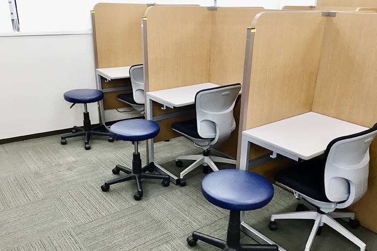 充実の学習環境:集中できるレッスンブースで勉強がはかどります♪