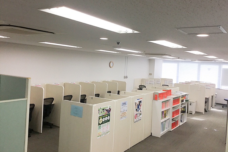 充実の学習環境:教室は明るく開放的で、塾に来たくなるような雰囲気を心がけています。