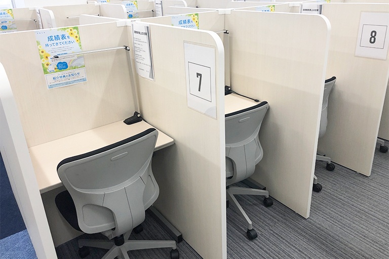 充実の学習環境:自習スペースは1人ひとり区切られた設計。しっかりと自分の勉強に集中できます!