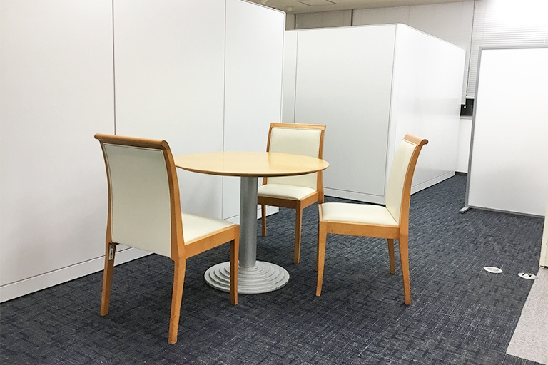 充実の学習環境:自習時に質問があればこちらのオープンスペースで回答します。