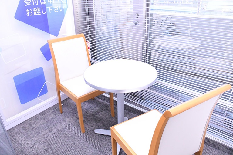 充実の学習環境:ちょっとした相談・質問をしやすいオープンスペース。何かあればいつでもカウンターでお声がけいただけます。