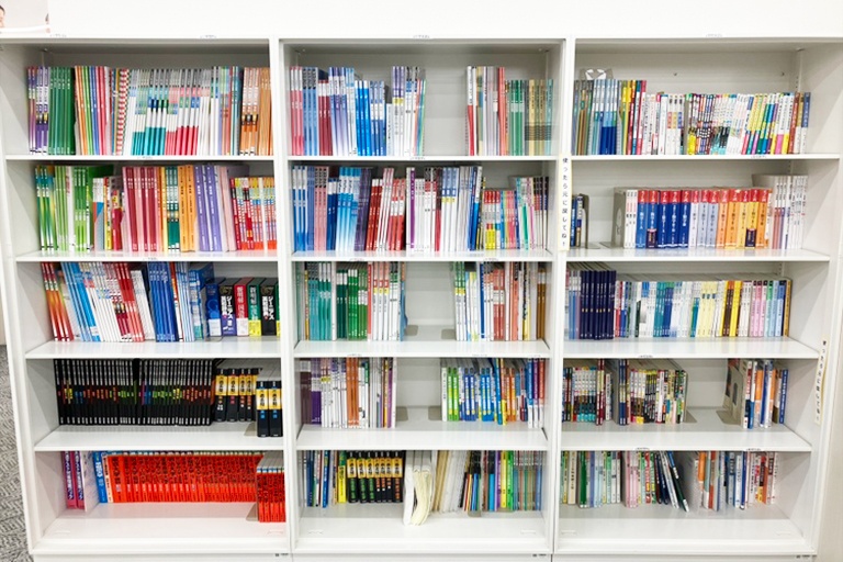 充実の学習環境:対応テキストは十分な種類・量を準備。武蔵中原周辺の学校でお使いの教科書も対応可能です。