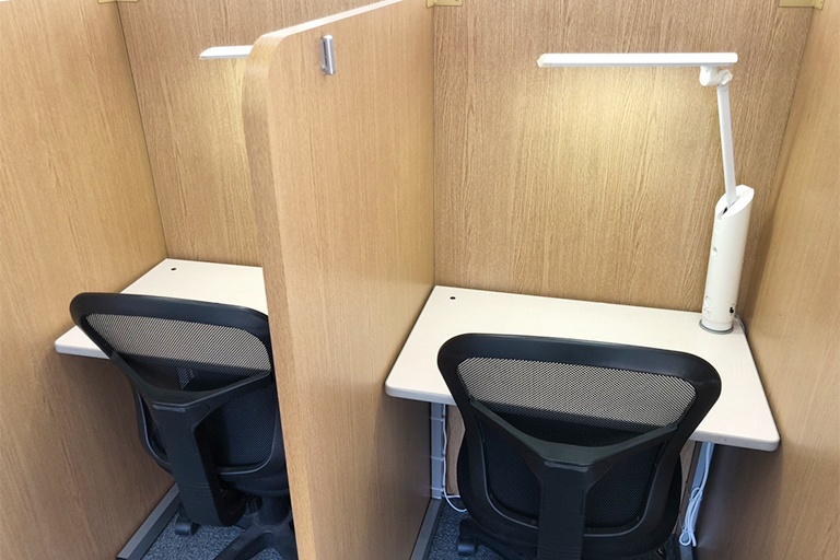 充実の学習環境:自習スペースは1人ひとり区切られた設計。しっかりと自分の勉強に集中できます!