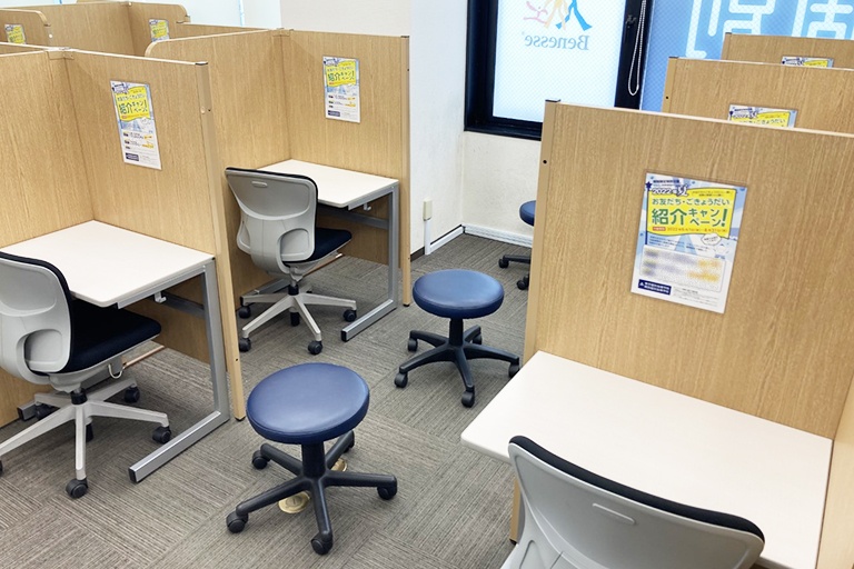 充実の学習環境:無料で使用できる自習席。集中しやすいと評判です。