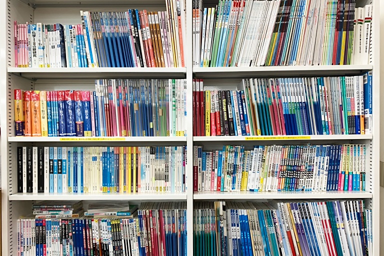 充実の学習環境:対応テキストは十分な種類・量を準備。お子さまの課題や目標に合わせて対応しています。