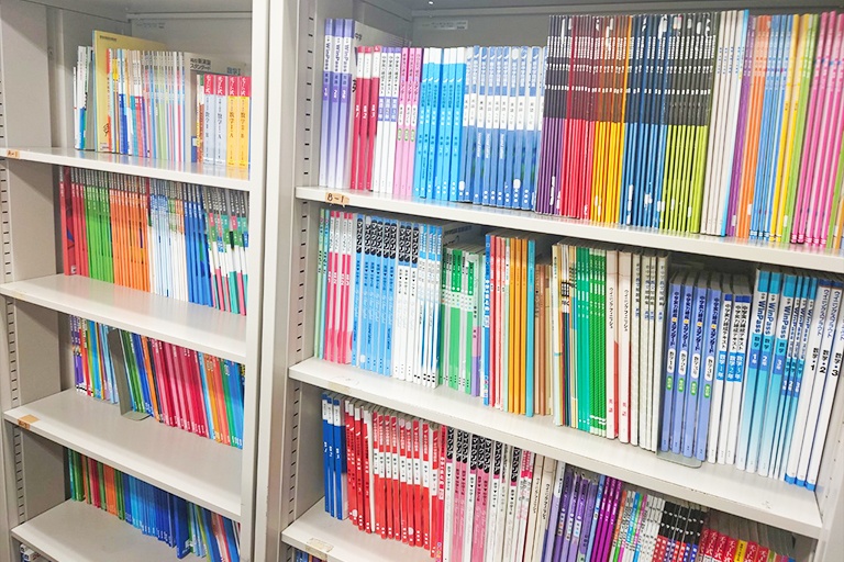 充実の学習環境:対応テキストは十分な種類・量を準備。お子さまの課題や目標に合わせて対応しています。