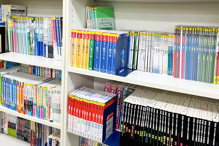 充実の学習環境:対応テキストは十分な種類・量を準備。お子さまの課題や目標に合わせて対応しています。