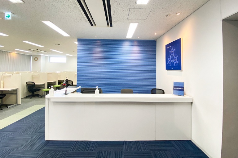 充実の学習環境:教室で何かわからないことがあれば、受付カウンターまでお気軽にご相談ください。