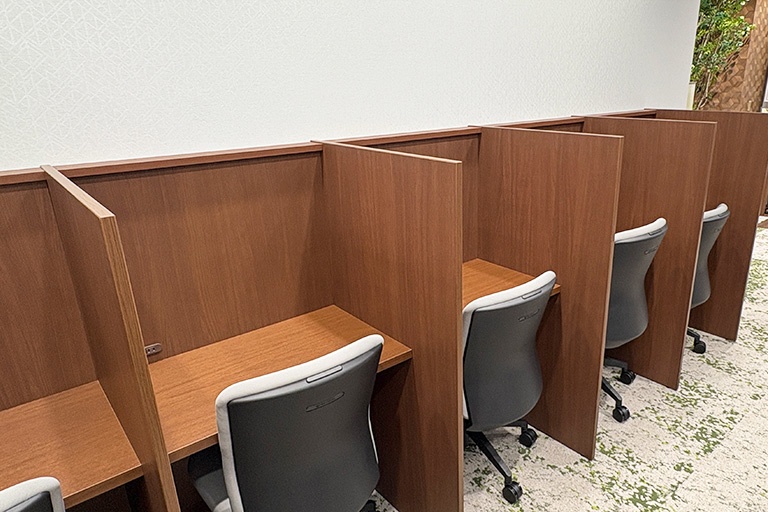 充実の学習環境:自習スペースは1人ひとり区切られた設計。しっかりと自分の勉強に集中できます!