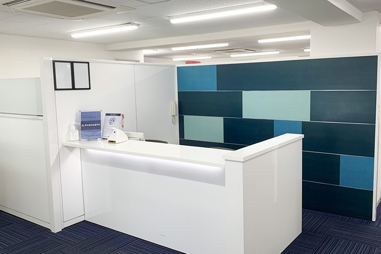 充実の学習環境:開放的な受付カウンター。お気軽にお声かけください