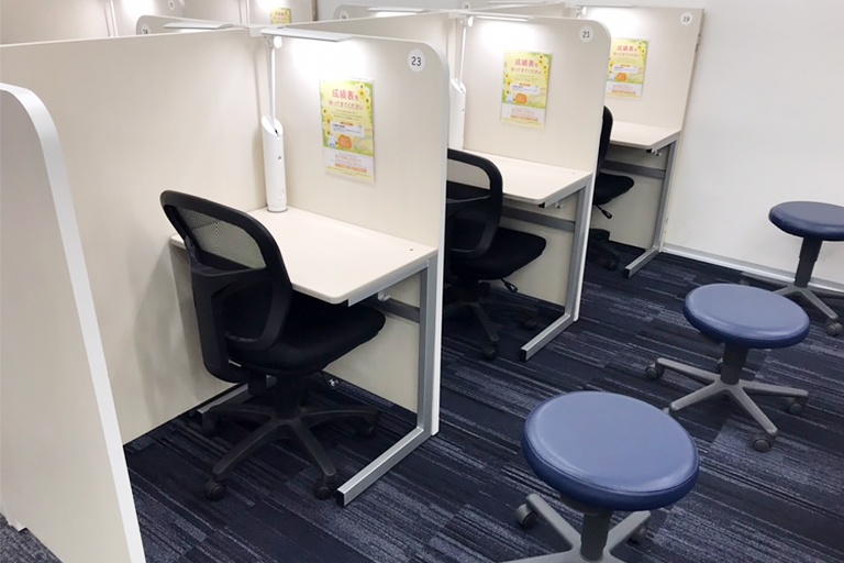 充実の学習環境:個別指導ブース。演習中も講師がいつも隣にいて、質問がしやすい環境です。