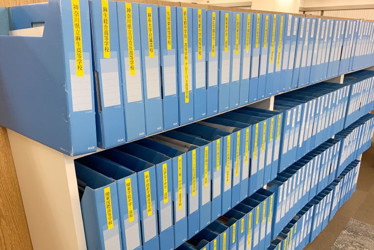 充実の学習環境:新百合ヶ丘教室では、近隣学校の定期テストや学校情報を把握。最適な指導につなげています。