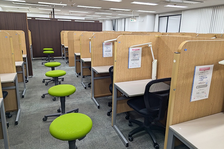 充実の学習環境:個別指導ブース。演習中も講師がいつも隣にいて、質問がしやすい環境です。