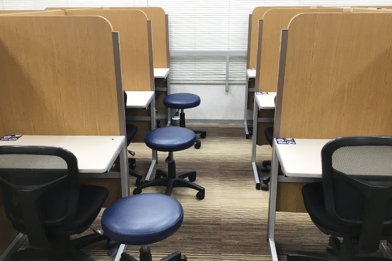 充実の学習環境:授業ブースの環境です。パーテーションで1人ずつ区切られているので、自分の勉強に集中できます。