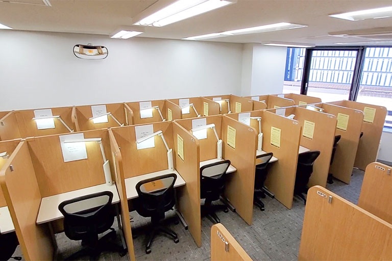 充実の学習環境:自習スペースは1人ひとり区切られた設計。しっかりと自分の勉強に集中できます!