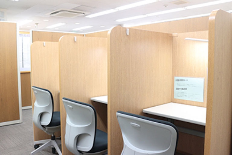 充実の学習環境:自習スペースは1人ひとり区切られた設計。しっかりと自分の勉強に集中できます!