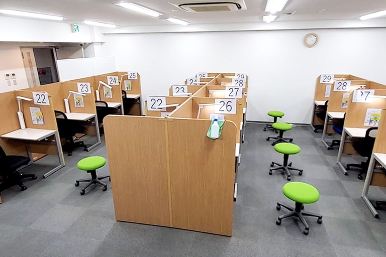 充実の学習環境:個別指導ブース。演習中も講師がいつも隣にいて、質問がしやすい環境です。