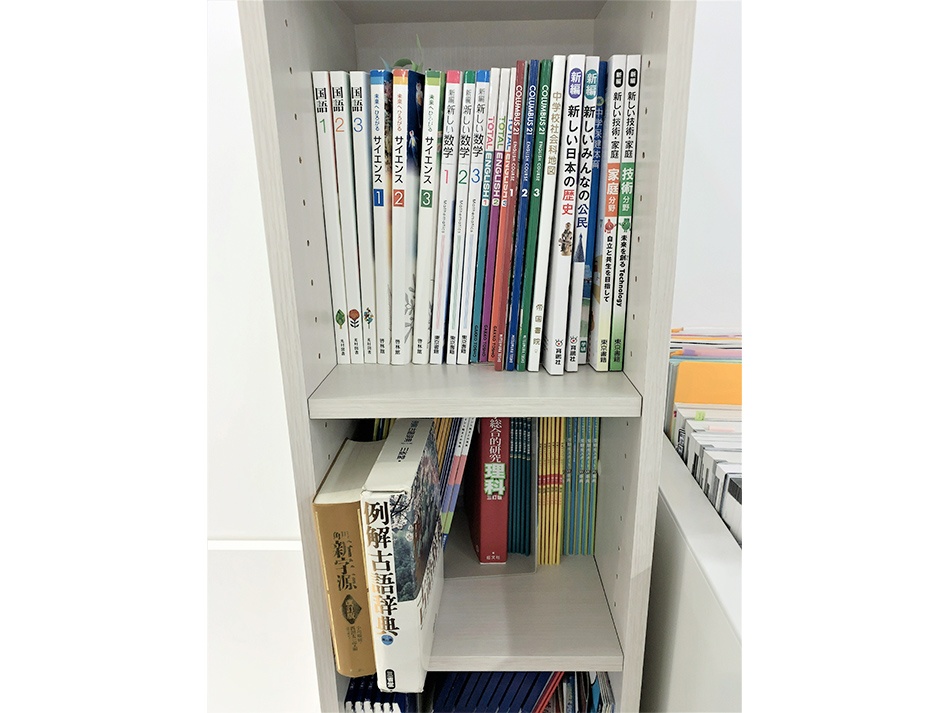 充実の学習環境:各学校の教科書も取りそろえ、しっかり学校の方針に従って指導しています。試験範囲を一緒に確認するのにも利用しています。