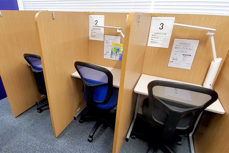 充実の学習環境:パーソナルに区切られた自習席。集中しやすいとご好評いただいています。