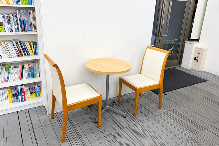充実の学習環境:オープンな環境のフリースペース。お気軽にご質問・ご相談などをしていただけます。