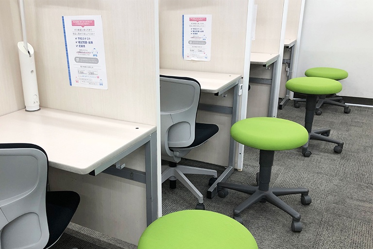 充実の学習環境:個別指導ブース。演習中も講師がいつも隣にいて、質問がしやすい環境です。