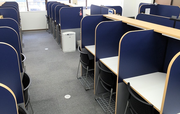 充実の学習環境:自習ブース。生徒のみなさまが勉強に集中しやすい環境が整っております。開講時間内でしたら自習席はいつでもご利用いただけます。