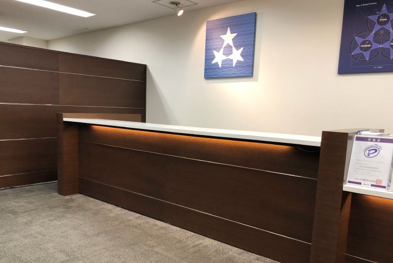 充実の学習環境:開放的な受付カウンター。ご質問・ご相談など、どんな小さなことでもお気軽にお声かけください