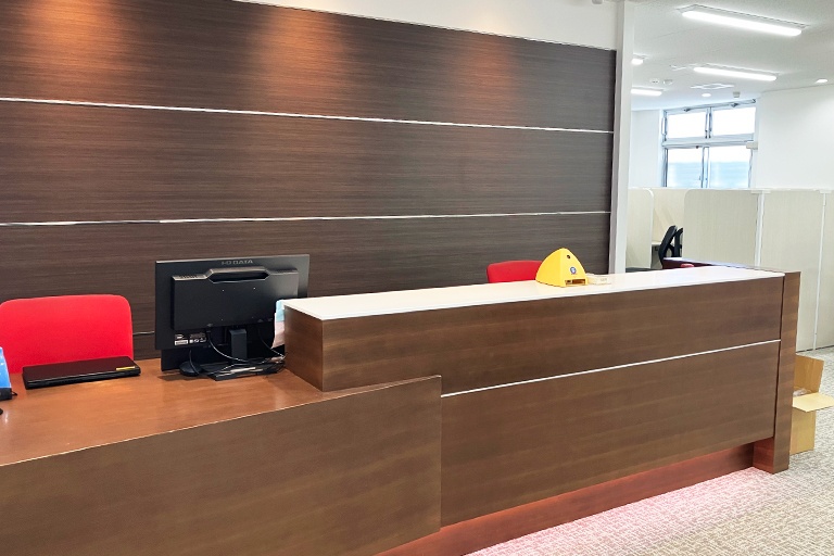 充実の学習環境:受付です。皆さまのお越しをスタッフ一同心待ちにしております!