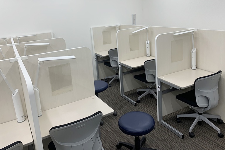 充実の学習環境:集中しやすいようパーテーションで区切られた授業ブース。