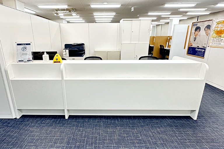 充実の学習環境:教室で何かわからないことがあれば、受付カウンターまでお気軽にご相談ください