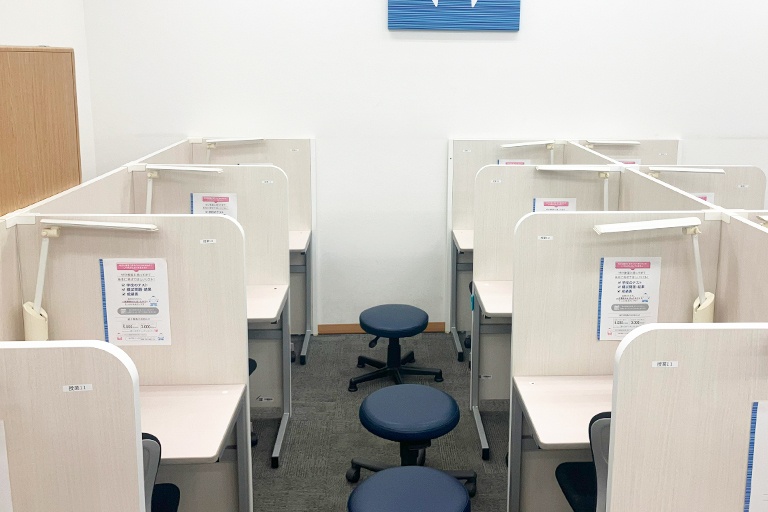 充実の学習環境:パーテーションで1人ずつ区切られているので、自分の勉強に集中できます。