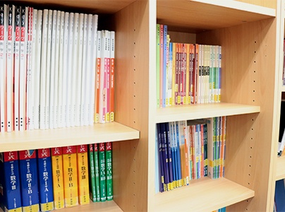 充実の学習環境:対応テキストや問題は、多種多様。お子さまの課題や目標に合わせて対応しています。
