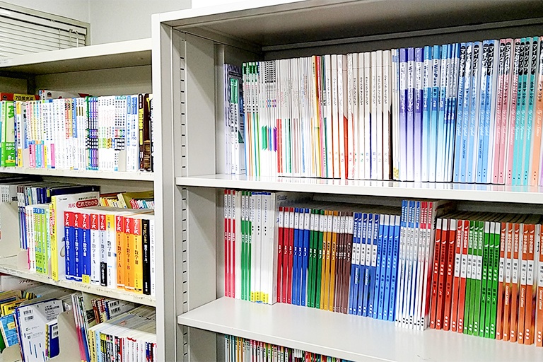 充実の学習環境:豊富な教材知識で、皆さん一人ひとりに合わせた授業プランを提供いたします。