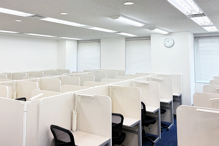 充実の学習環境:集中しやすいようパーテーションで区切られた授業ブース。