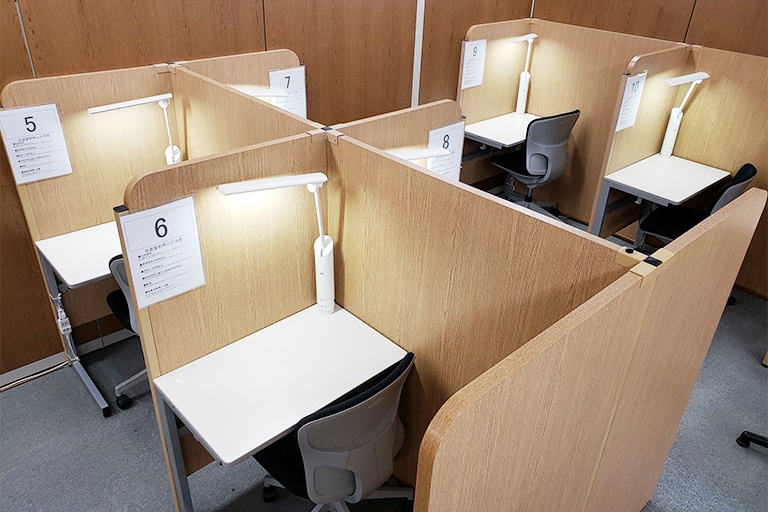 充実の学習環境:自習スペースがリニューアルしました。1人ひとり区切られた設計でいつでも利用できます。