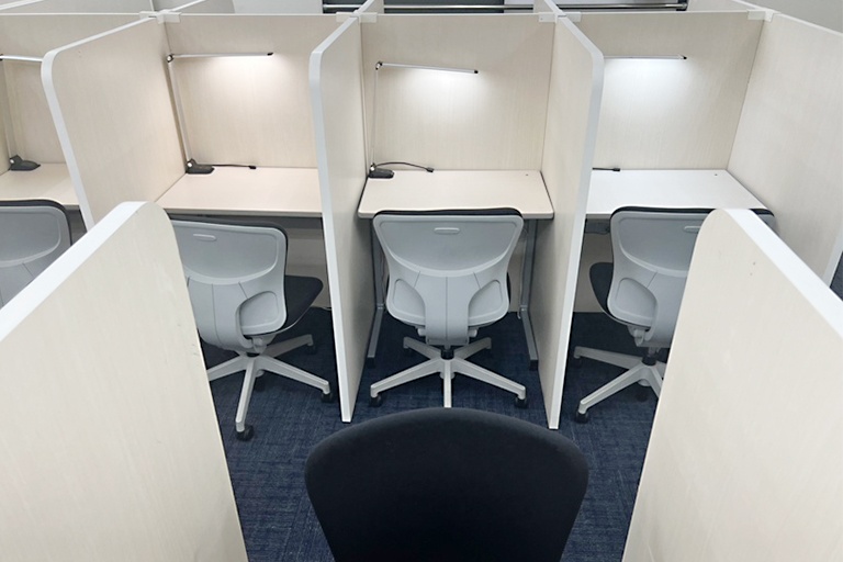 充実の学習環境:自習スペースは1人ひとり区切られた設計。しっかりと自分の勉強に集中できます!