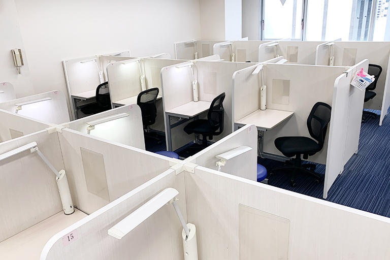 充実の学習環境:集中しやすいようパーテーションで区切られた授業ブース。