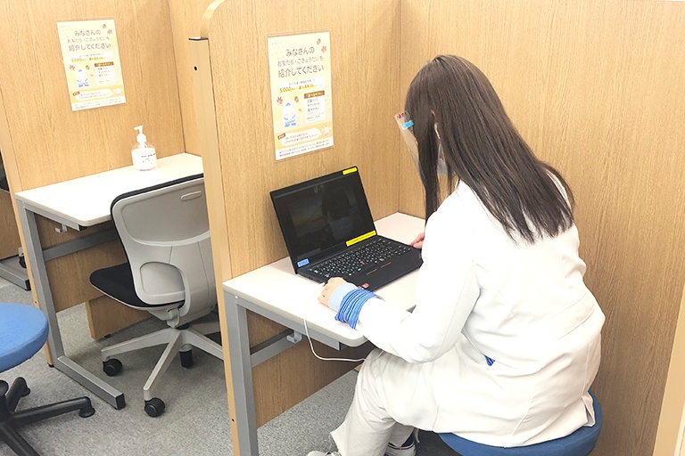 充実の学習環境:自宅でも受講可能なオンライン授業。リアルタイムで先生とつながるので、普段授業と変わらず受講できます。