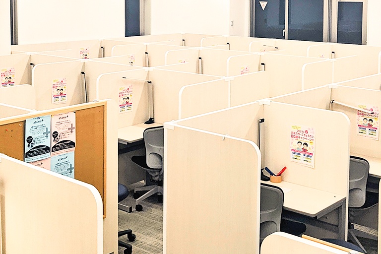 充実の学習環境:集中しやすいようパーテーションで区切られた授業ブース。
