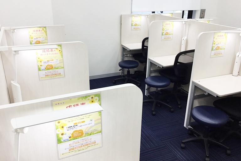 充実の学習環境:個別指導ブース。演習中も講師がいつも隣にいて、質問がしやすい環境です。