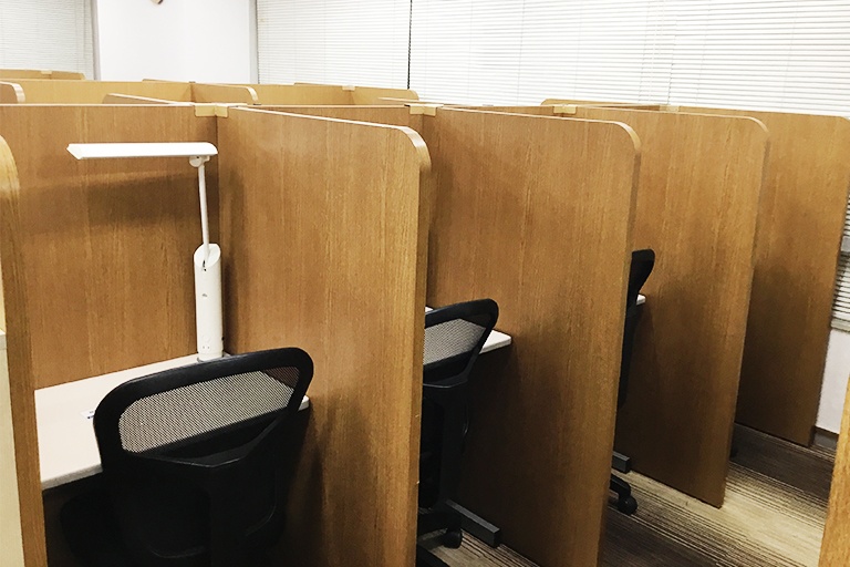 充実の学習環境:パーソナルに区切られた自習席です。毎日色んな生徒たちが一所懸命に自習へ来てくれています。