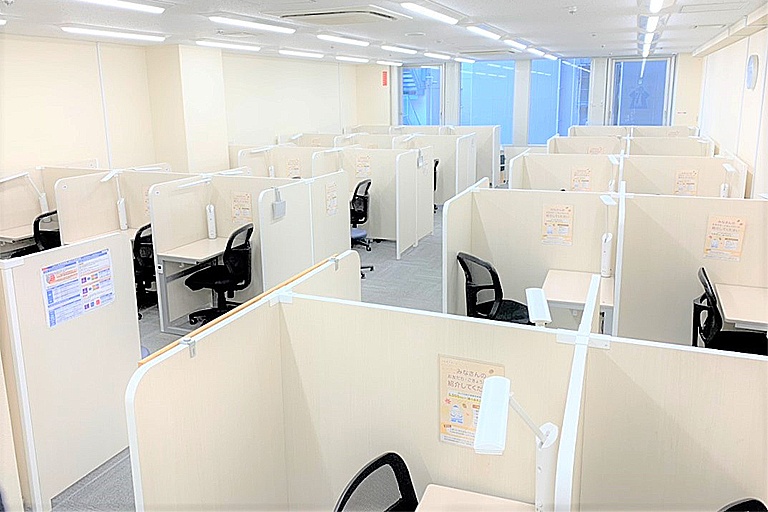 充実の学習環境:個別指導ブース。授業専用のお部屋もご用意しております。