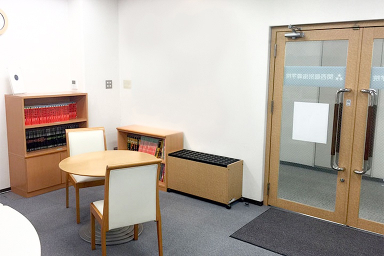 充実の学習環境:オープンな環境のフリースペース。お気軽にご質問・ご相談などをしていただけます。