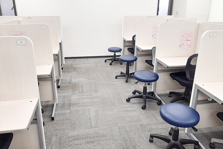 充実の学習環境:個別指導ブース。演習中も講師がいつも隣にいて、質問がしやすい環境です。