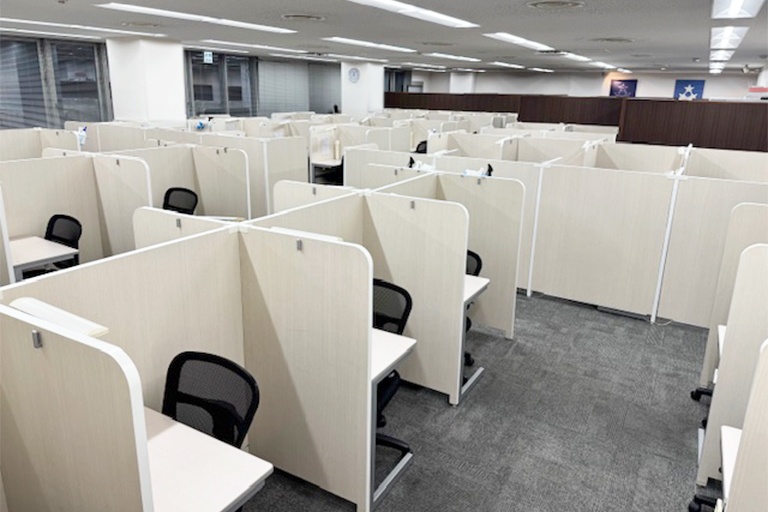 充実の学習環境:教室内の全体感です。パーテーションで1人ずつ区切られているので、自分の勉強に集中できます。