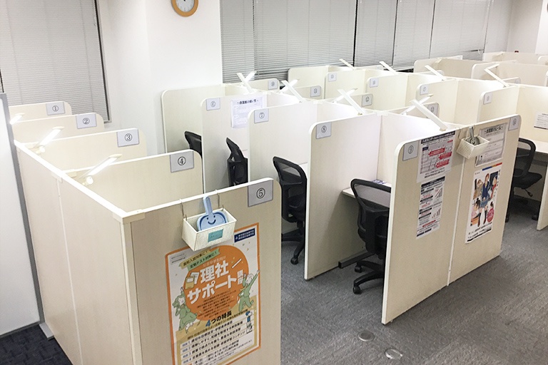 充実の学習環境:パーソナルに区切られた自習席。集中しやすいとご好評いただいています。